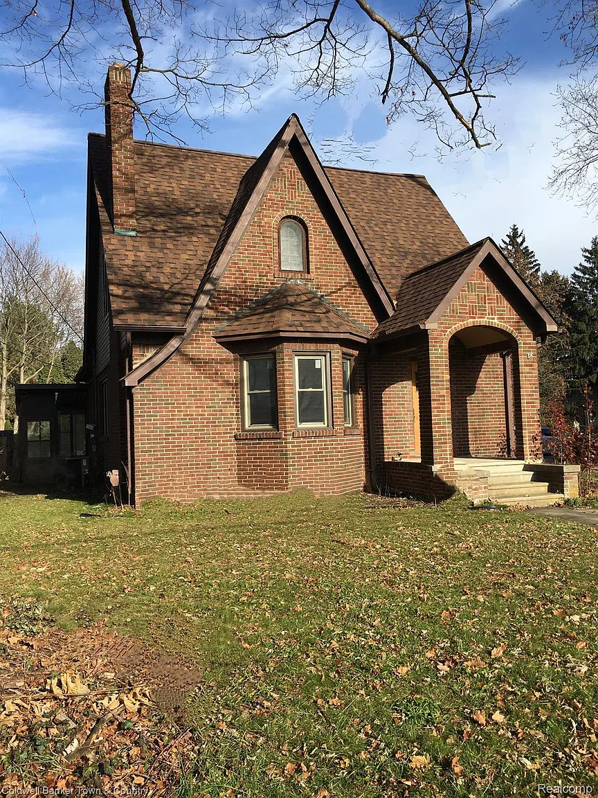 715 E Grand River Ave photo 1