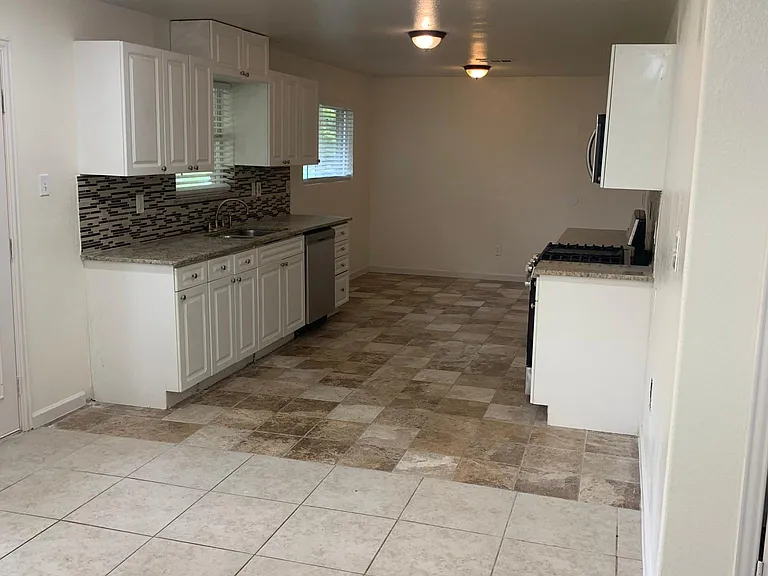 6912 Heritage Ln — Photo 2