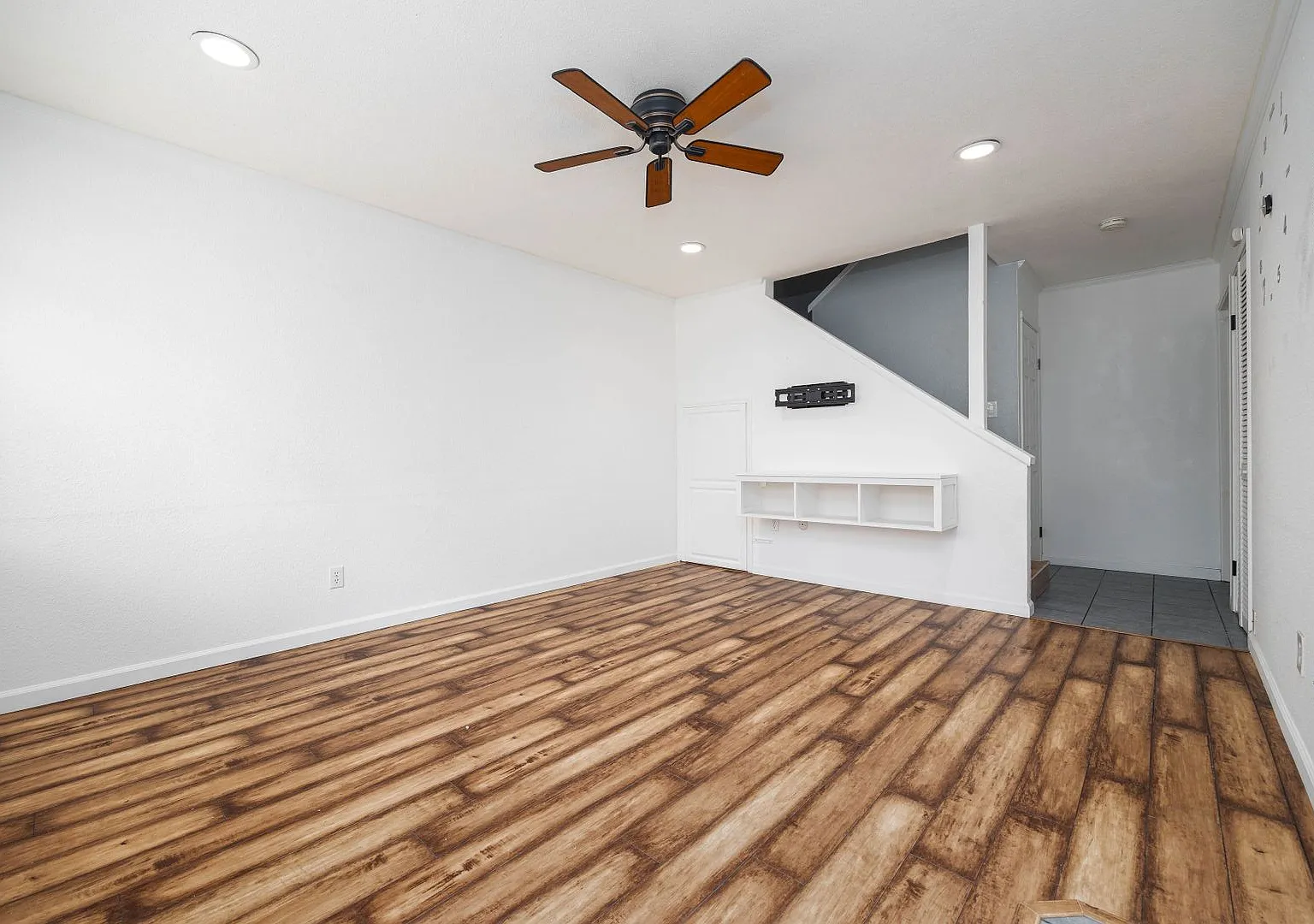 2 Story Townhome w/ Washer/Dryer and Water Included! — Photo 2
