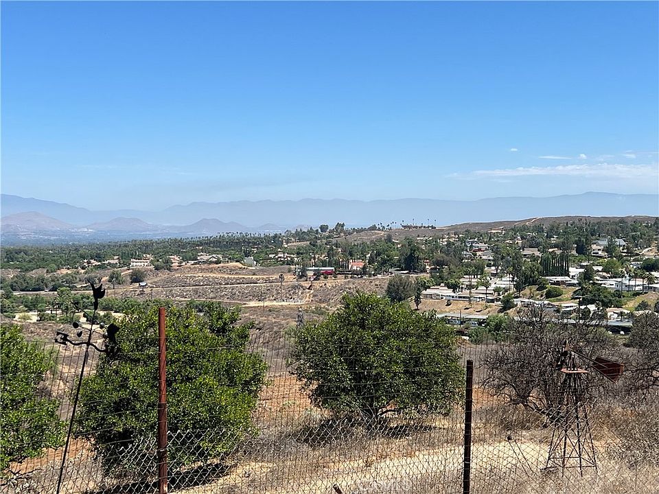2nd image of 16571 Mockingbird Canyon Rd