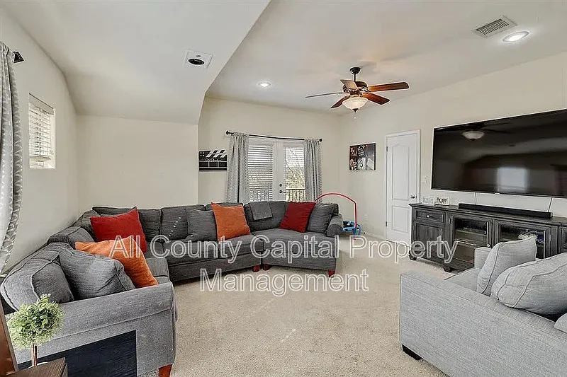 3 bed, 2.5 bath, 2844 sqft, $3,650 — Photo 3