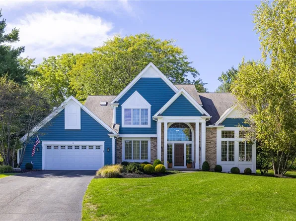 8 Wyebrook Cir, Penfield, NY 14526