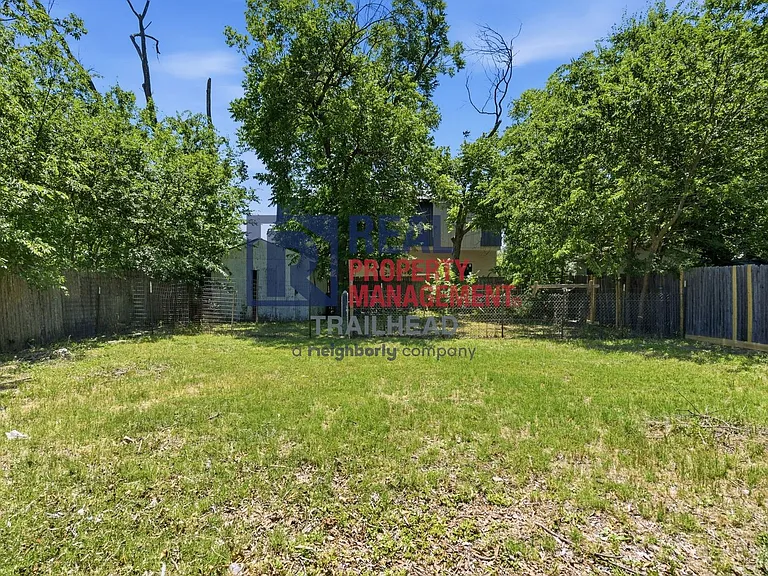 1040 N Clinton St — Photo 24