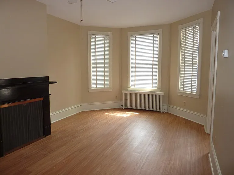 214 N College St — Photo 3