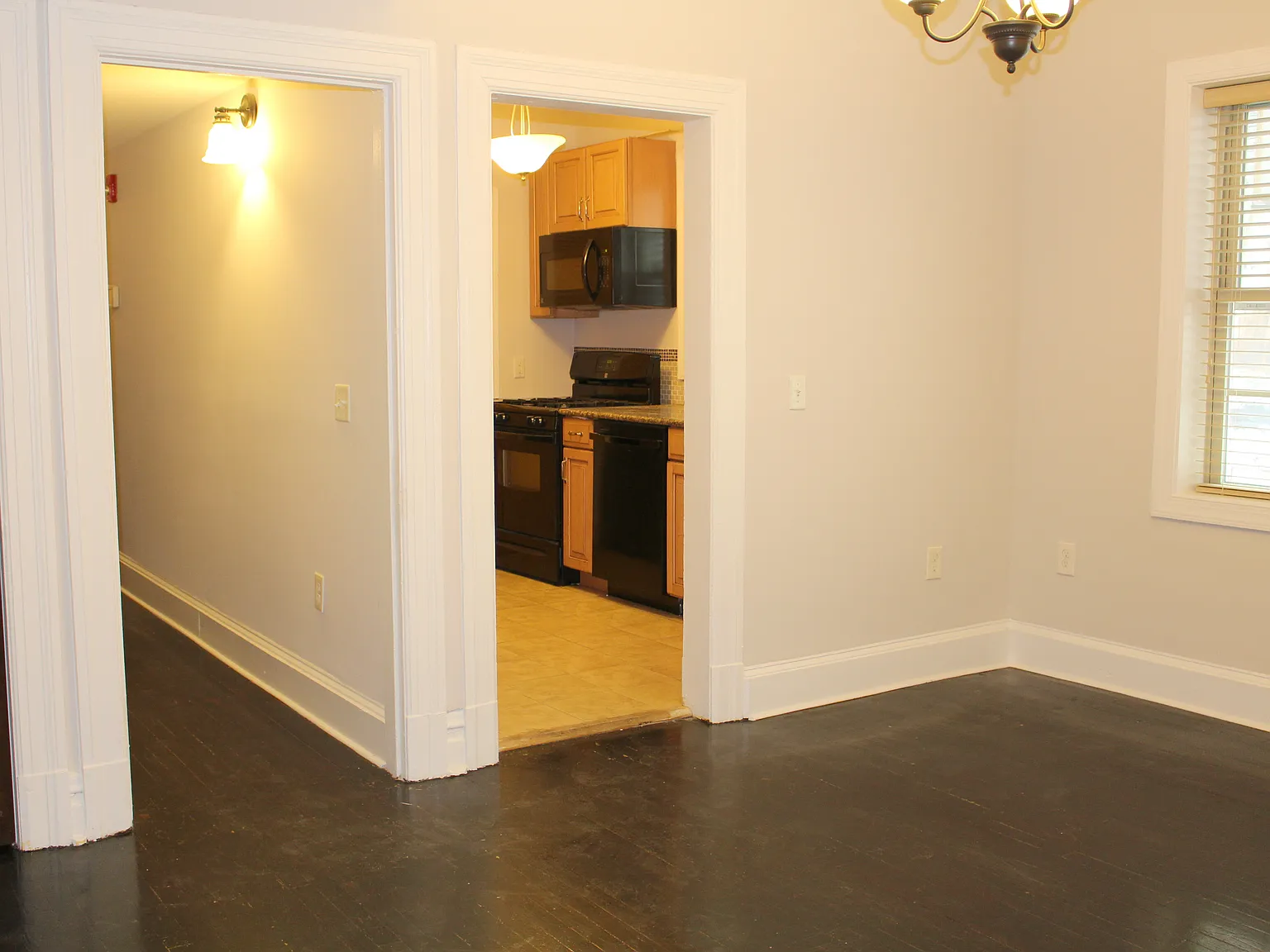 3 bed, 1400 sqft, $2,025 — Photo 4