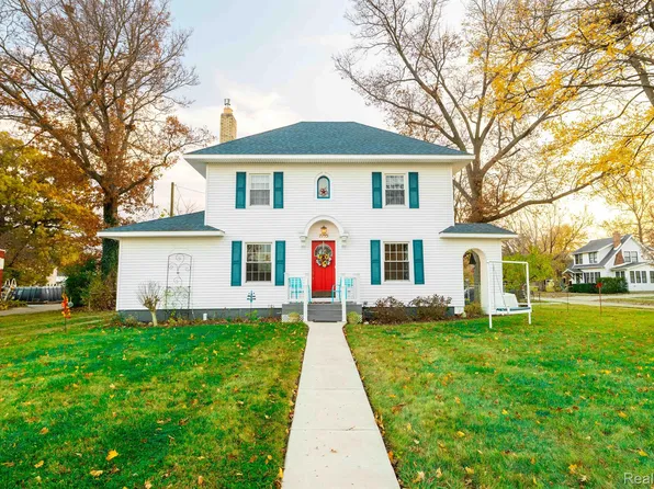 7793 Grays Dr, Grosse Ile, MI 48138