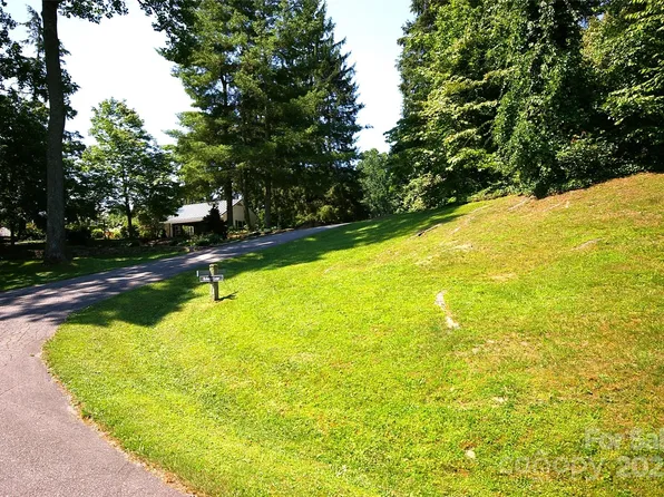 390 Sherwood Dr S, Flat Rock, NC 28731