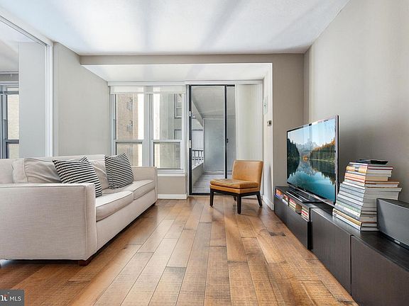 2nd image of 224 W Rittenhouse Sq #1618