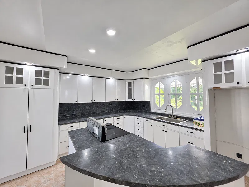 4 bed, 3.0 bath, 2000 sqft, $2,500 — Photo 2