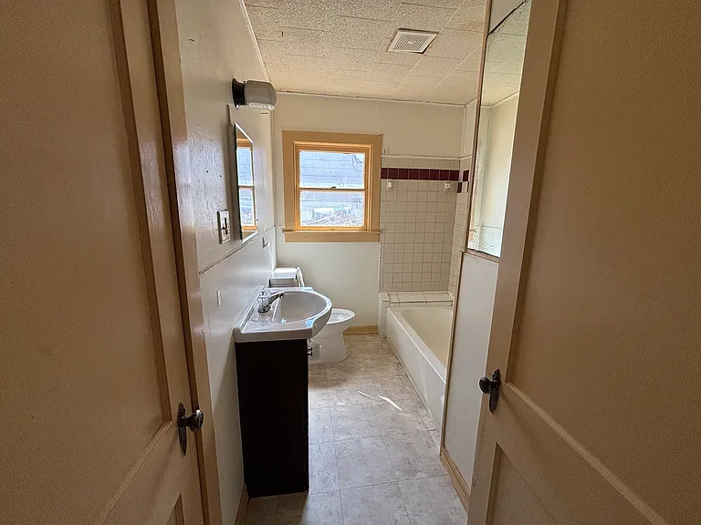 1126 Victoria St — Photo 8