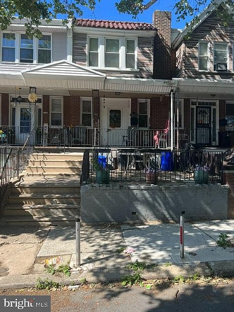 1st image of 584 E Carver St