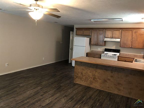3rd image of 100 Elm Creek Dr