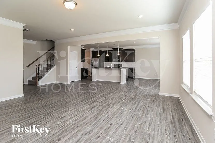 5 bed, 3.0 bath, 2565 sqft, $2,330 — Photo 4