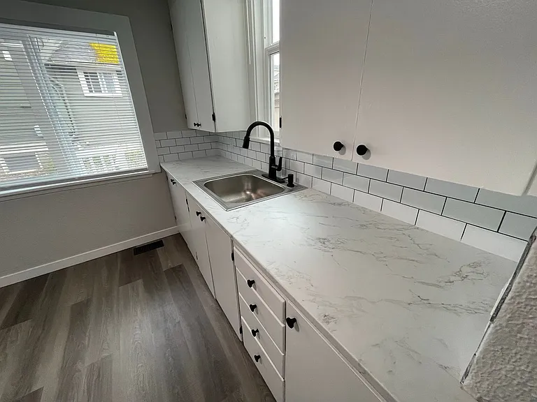 2232 Hoyt Ave- 5 Unit — Photo 6