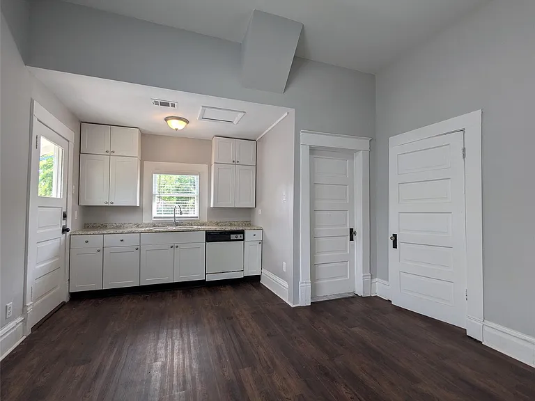 1142 Yale St — Photo 6