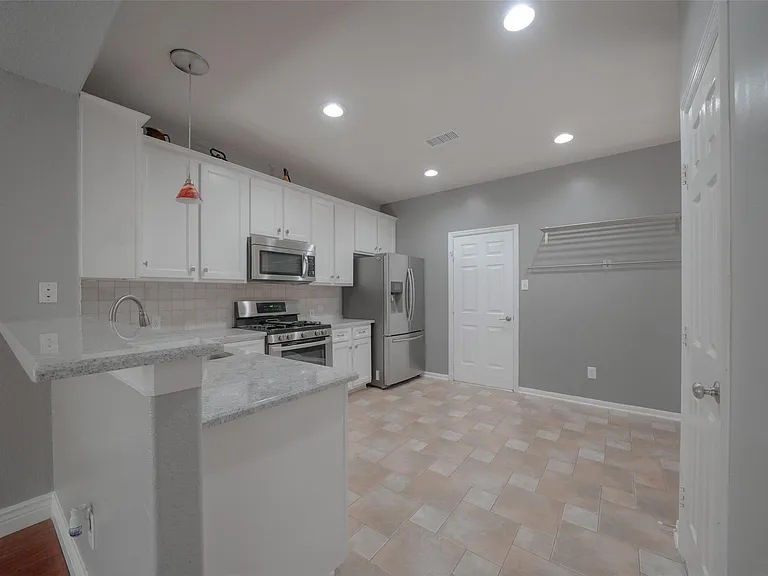23 Endor Forest Pl — Photo 8