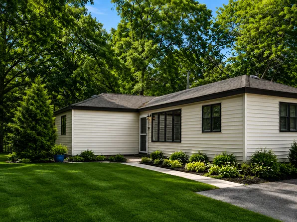 24 John St, Crystal Lake, IL 60014