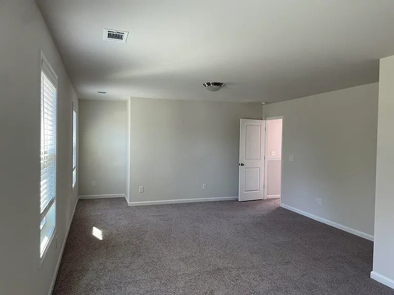 715 Courtland Dr — Photo 8