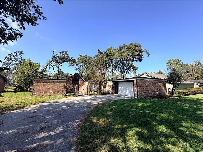 1607 Chestnut Ridge Rd — Photo 1