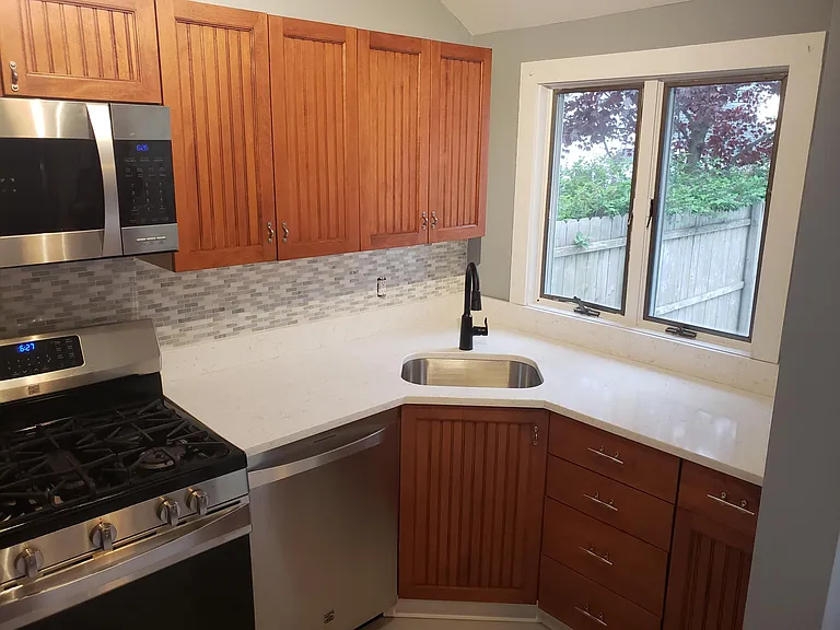961 E Broadway — Photo 16