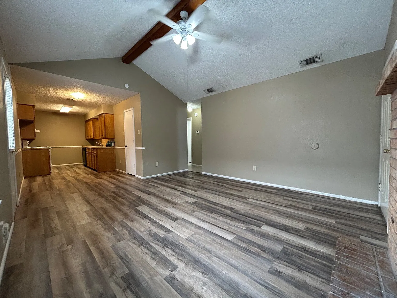 2 bed, 1.5 bath, 901 sqft, $825 — Photo 3