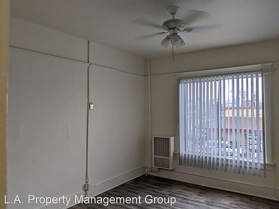 3rd image of 2913 S Flower St #C06
