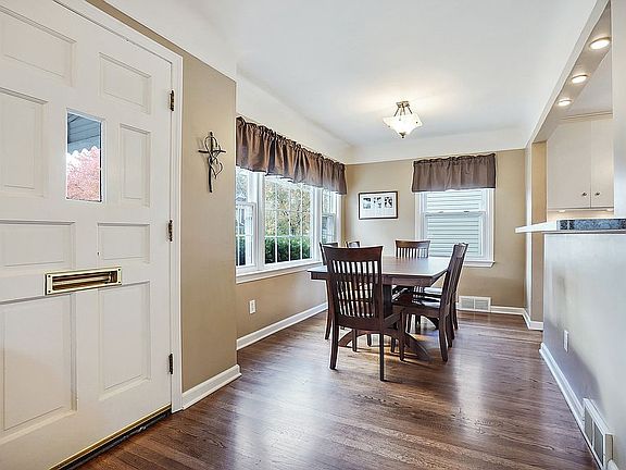 3rd image of 2015 Harwood Ave