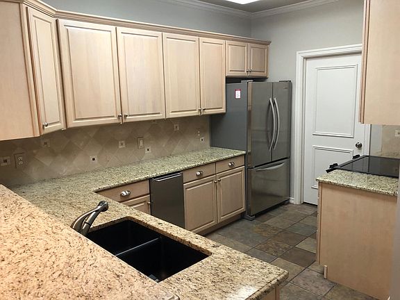 Kitchen (door to laundry)