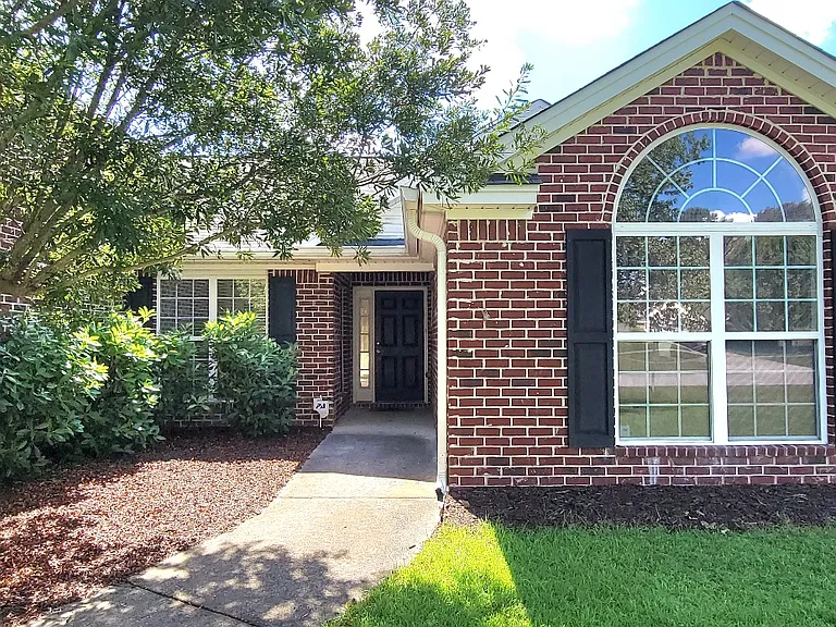 435 Creekside Cir — Photo 2