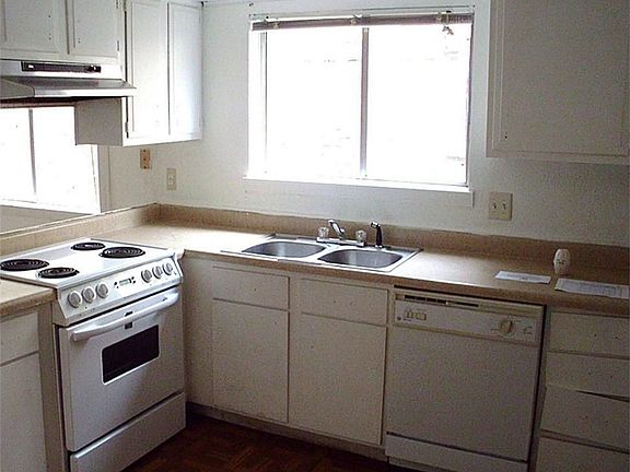 3rd image of 16718 Blackhawk Blvd