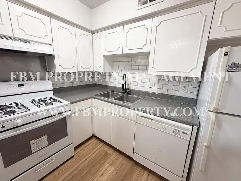 518 N Rogers St #202 — Photo 12