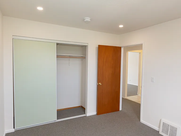 446 Niantic Ave — Photo 18