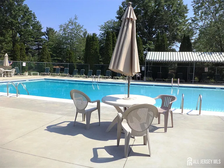 482 Danbury Ln — Photo 14