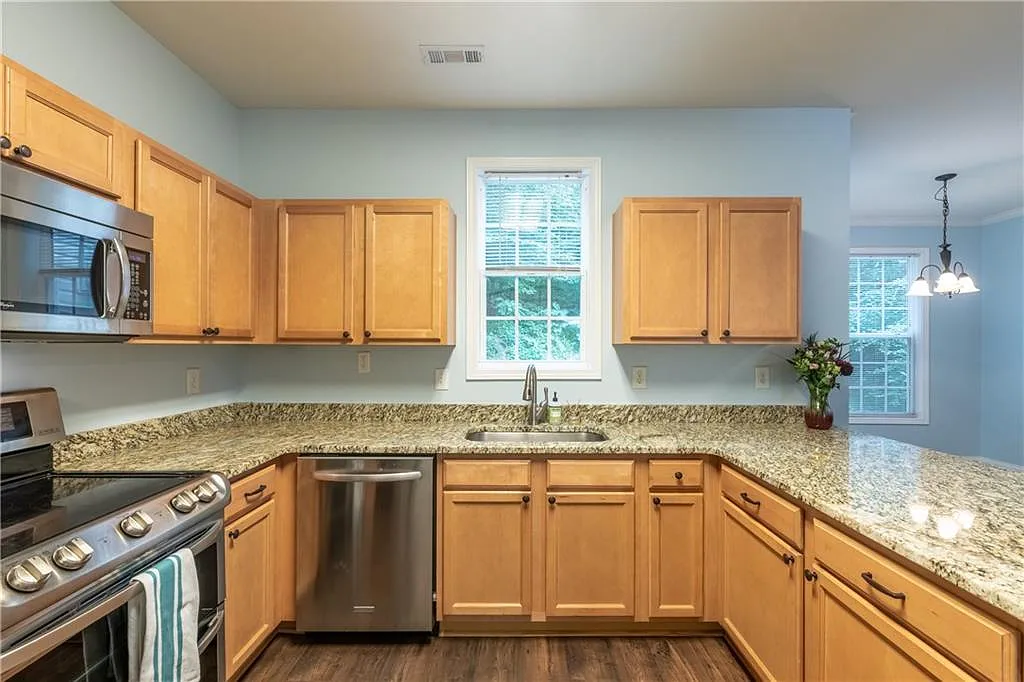4 bed, 2.5 bath, 2349 sqft, $2,700 — Photo 4