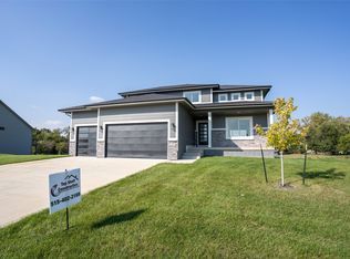 537 SE Walnut Woods Dr, West Des Moines, IA 50265