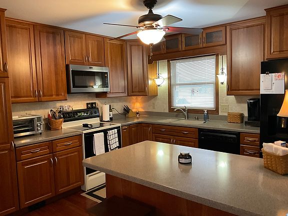 2nd image of 805 W Spring St