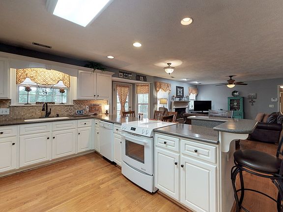 5th image of 113 Kalmia Cir