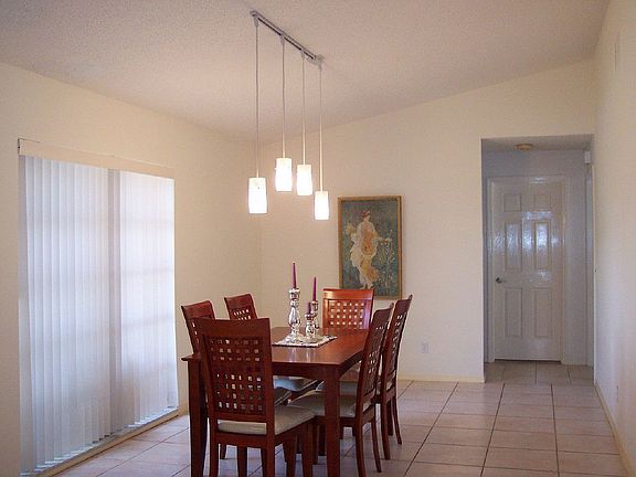 4th image of 985 Treasure Ln