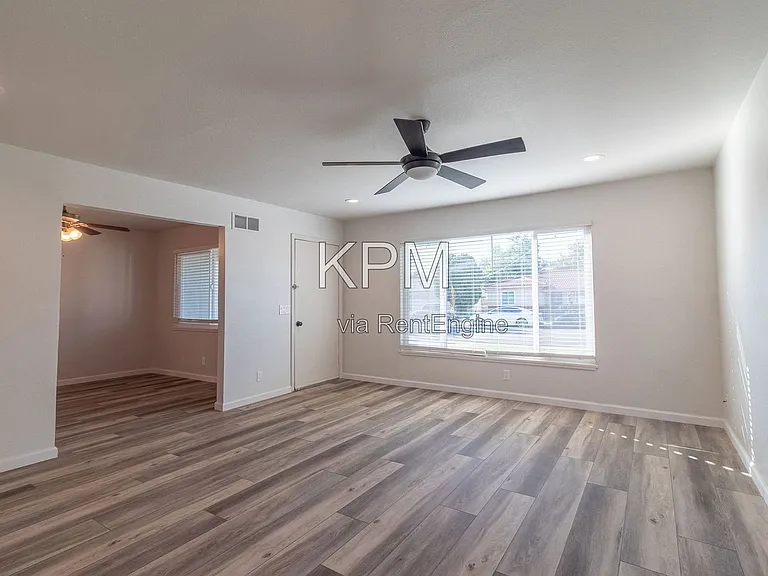 4248 E 4th St — Photo 3
