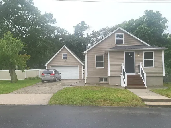 88 Ulster Avenue, West Babylon, NY 11704