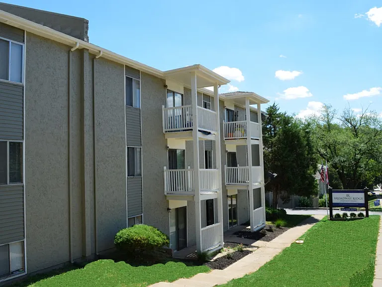 Broadway Ridge Apartments — Photo 12