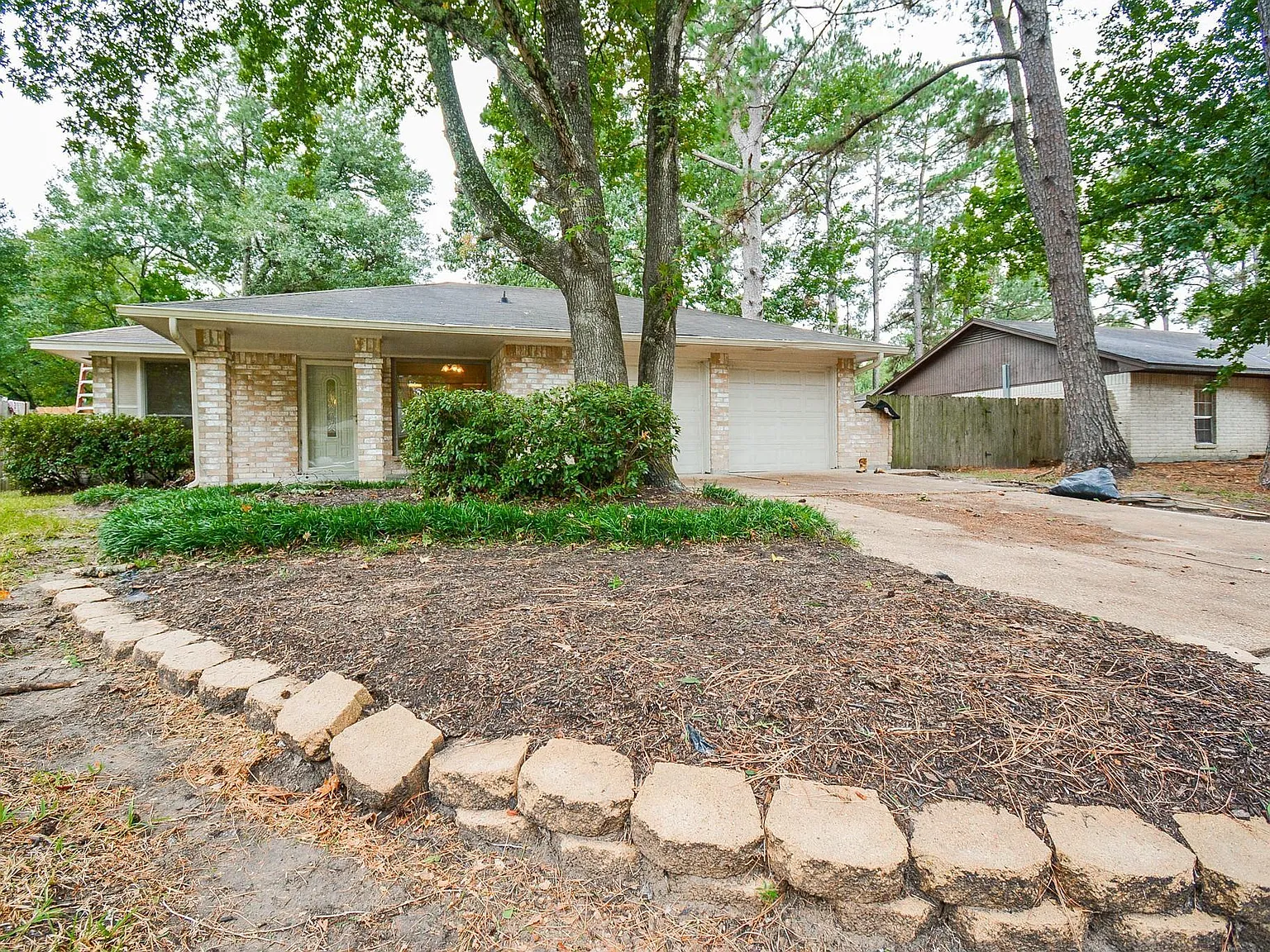 3 bed, 2.0 bath, 1052 sqft, $1,650 — Photo 2