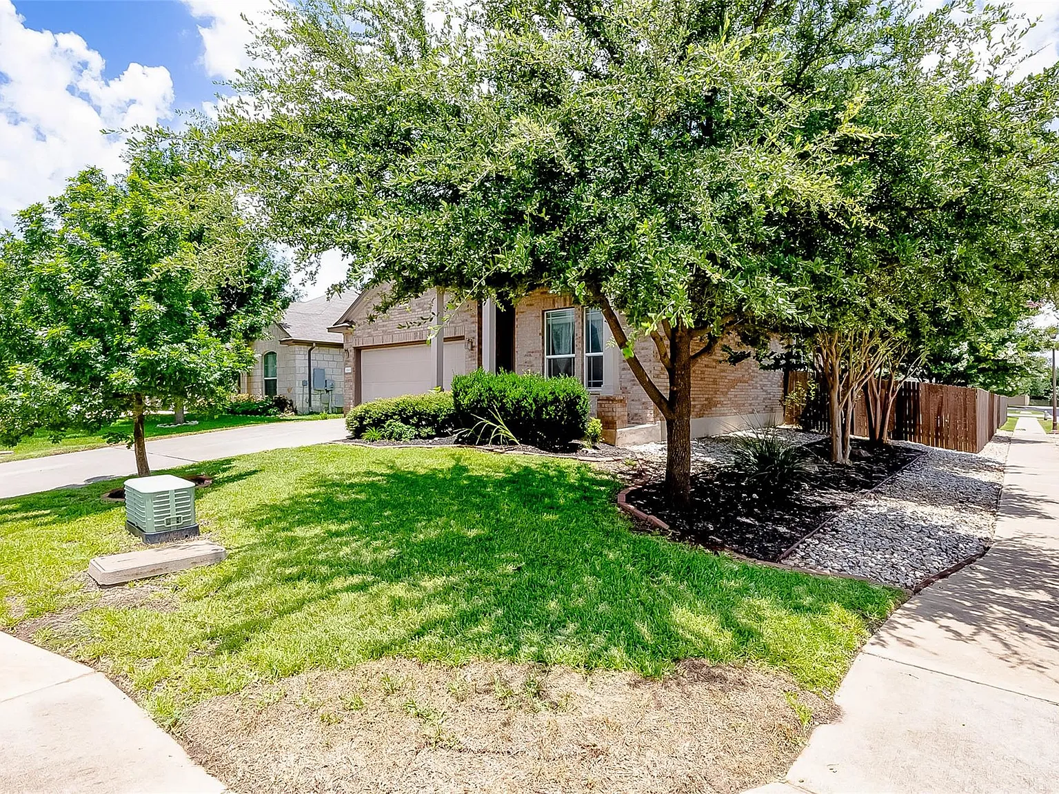 3 bed, 3.0 bath, 2099 sqft, $2,450 — Photo 3