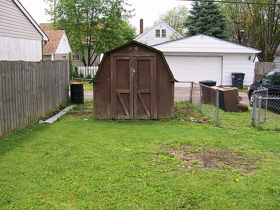 FENCED BACK YARD / MINI BARN
