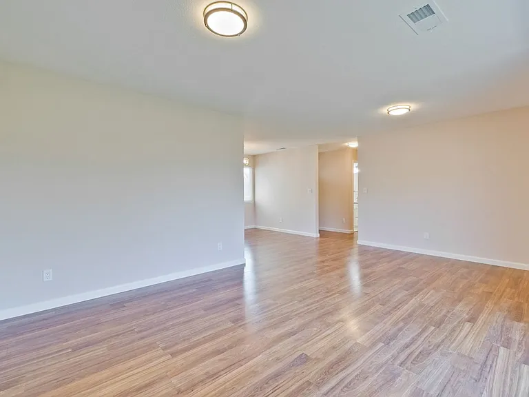1425 Sunshadow Ln — Photo 8