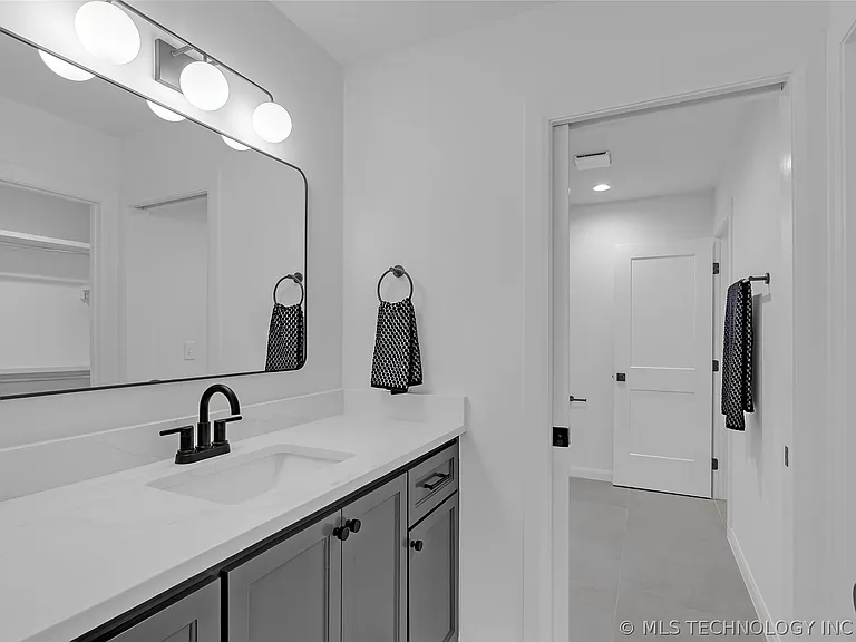 515 W El Paso St — Photo 66