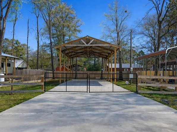 211 Martineque Ln, Point Blank, TX 77364