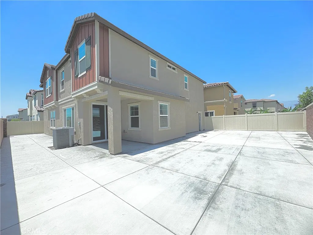 4 bed, 2100 sqft, $4,100 — Photo 4
