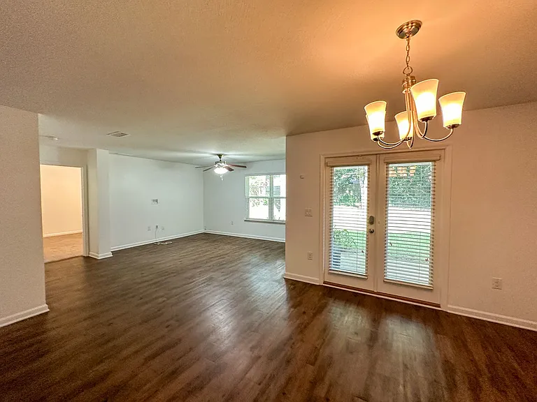 2123 Waltham St — Photo 6