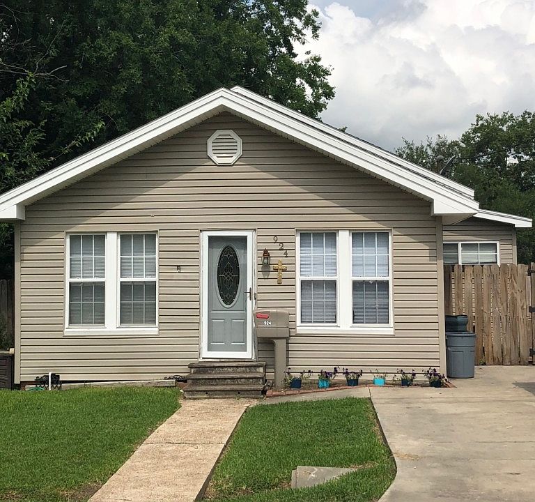 1st image of 924 Llano St